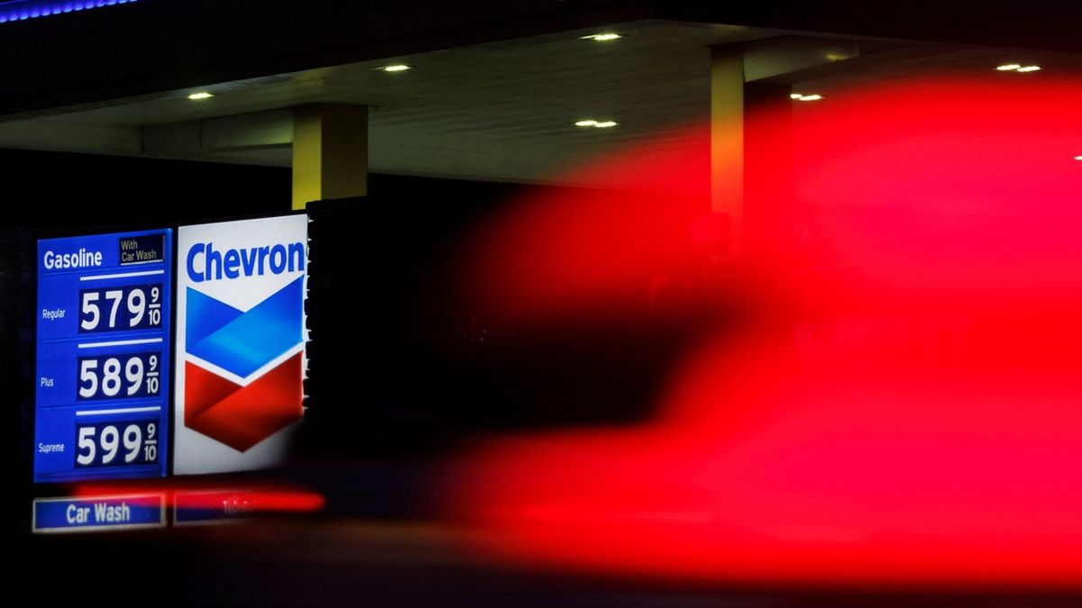 Cena benzinu v USA je rekordní, řidiči v Evropě ale stále platí více